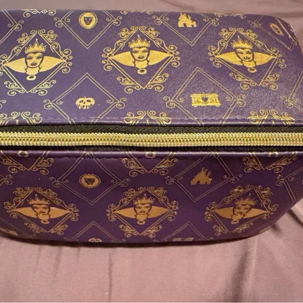 New with tag Disney Villains Evil queen cosmetic bag. - Picture 2 of 4